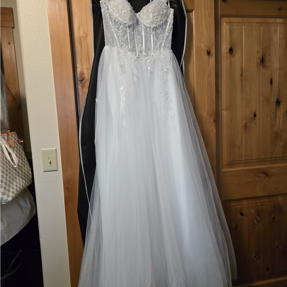 Elegant White Lace Wedding Dress